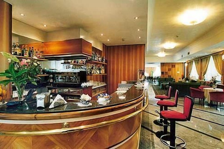 Lounge 20 of 22
