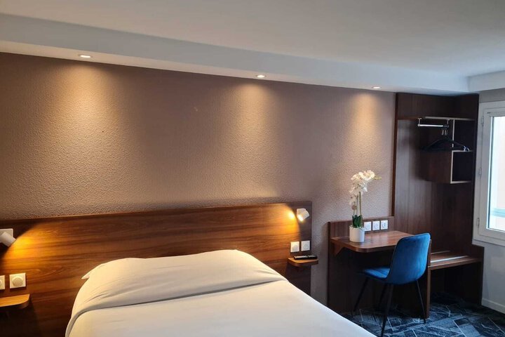 Room 3 of 6