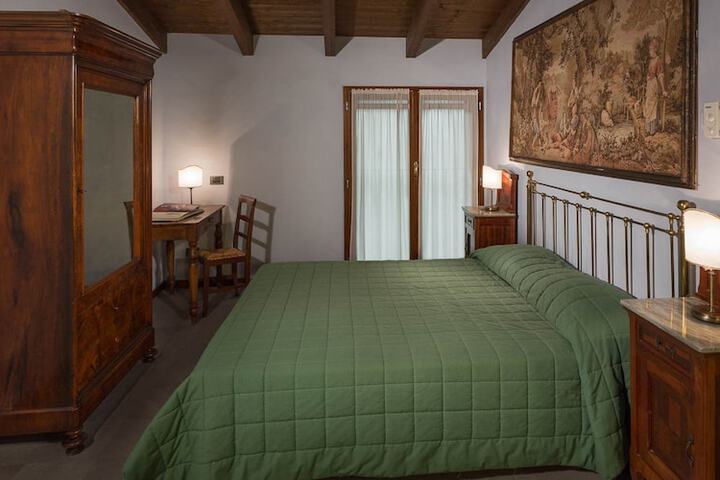 Room 2 of 34