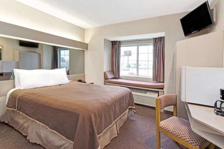 1 Queen Bed (1 of 15)