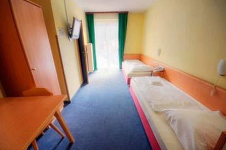 Room 11 of 60