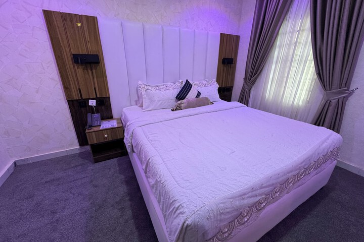 Room 27 of 43