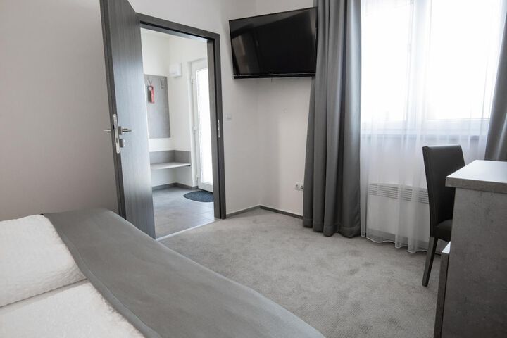 Room 11 of 42