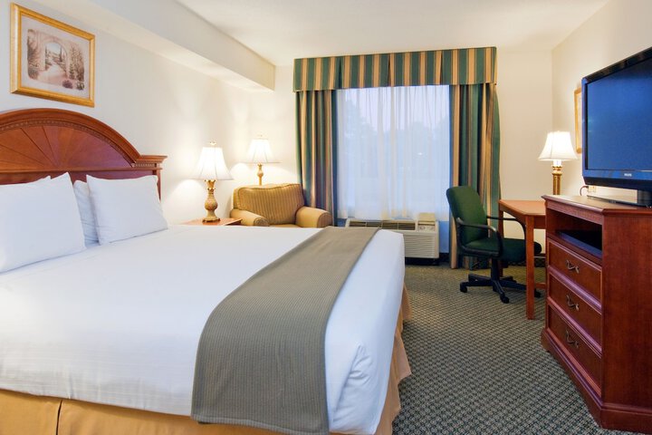 1 King Bed (7 of 11)