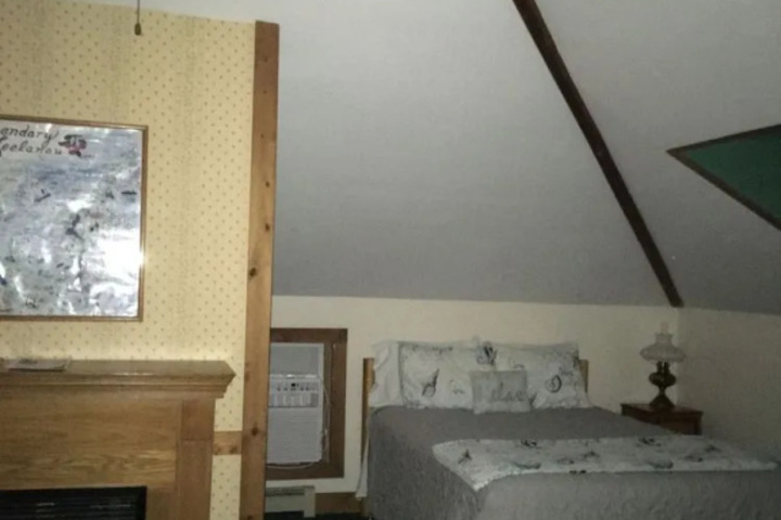 Room 6 of 9