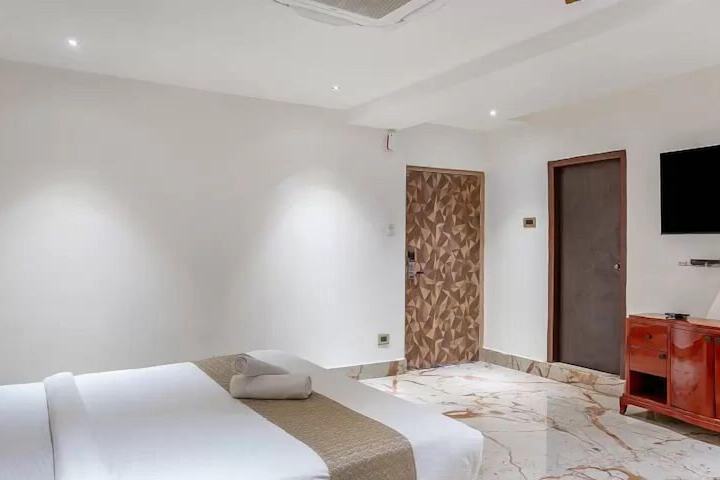 Room 5 of 16