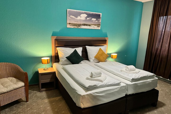 Room 9 of 16