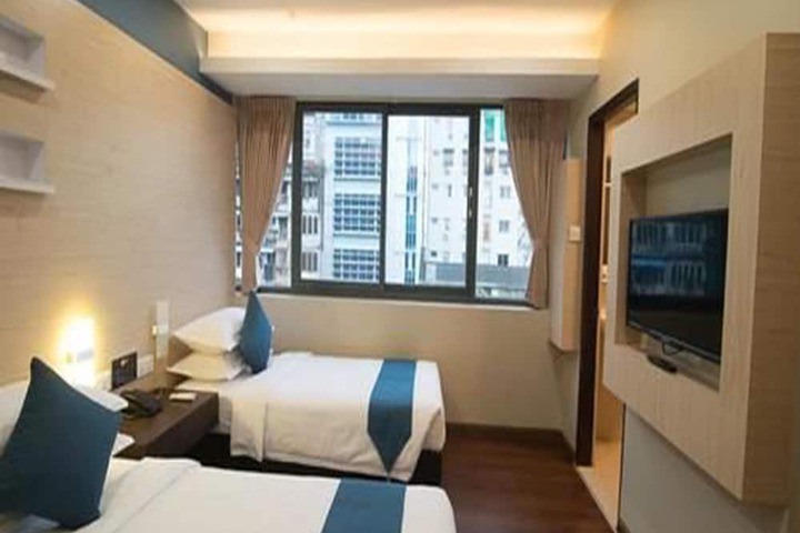 Room 9 of 31