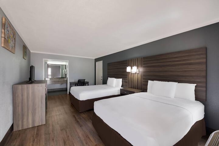 Room 10 of 34