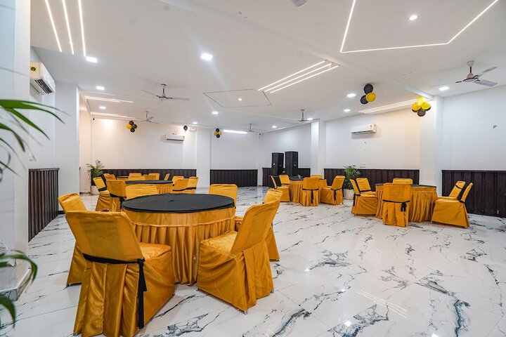 Ballroom/Hall 23 of 24