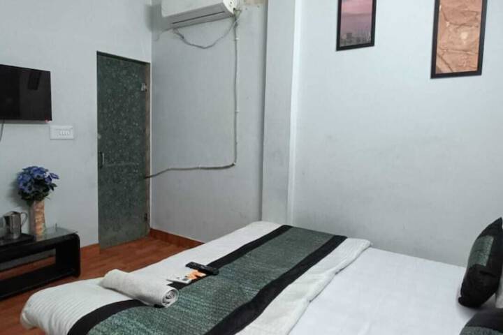 Room 5 of 9