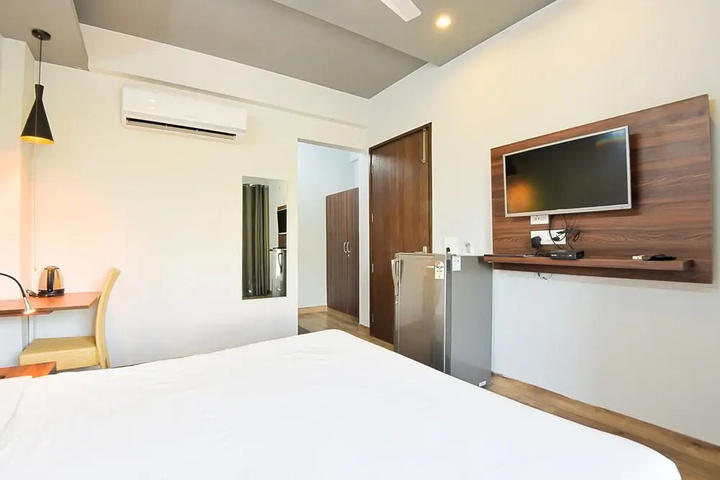 Room 4 of 12