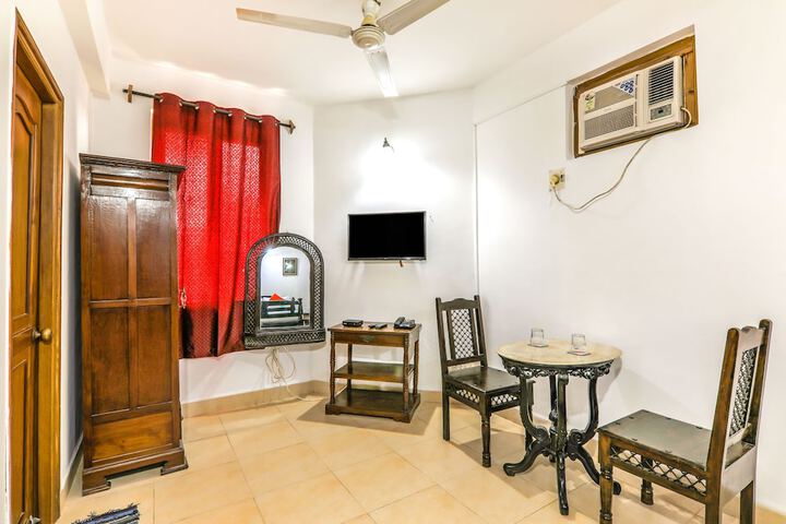 Room 5 of 8
