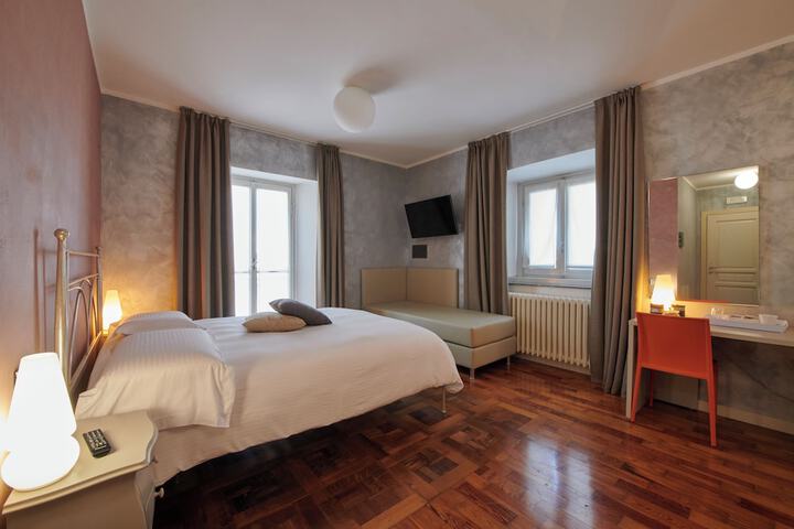 Room 4 of 49