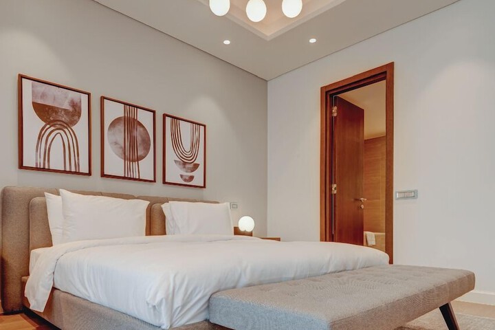 Room 33 of 198