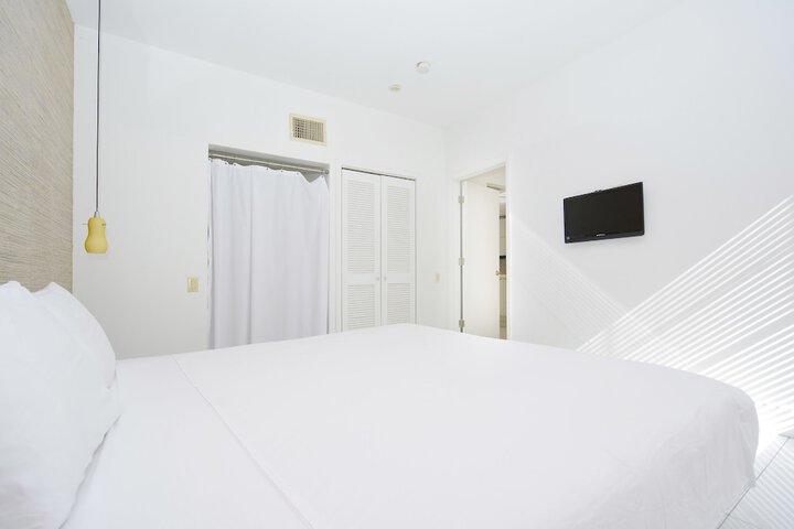 Room 12 of 16