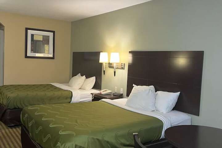 2 Queen Beds (7 of 9)