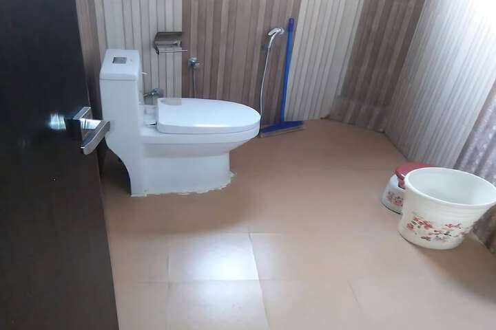 Room 32 of 82