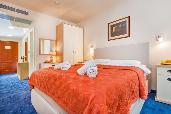 Room 10 of 94