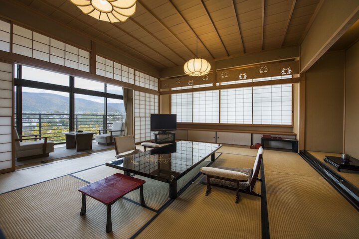 Room 12 of 100