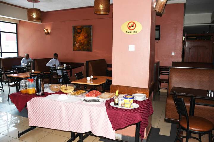 Dining 19 of 25