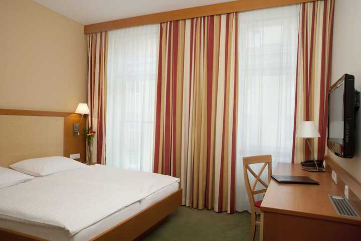 Room 48 of 86