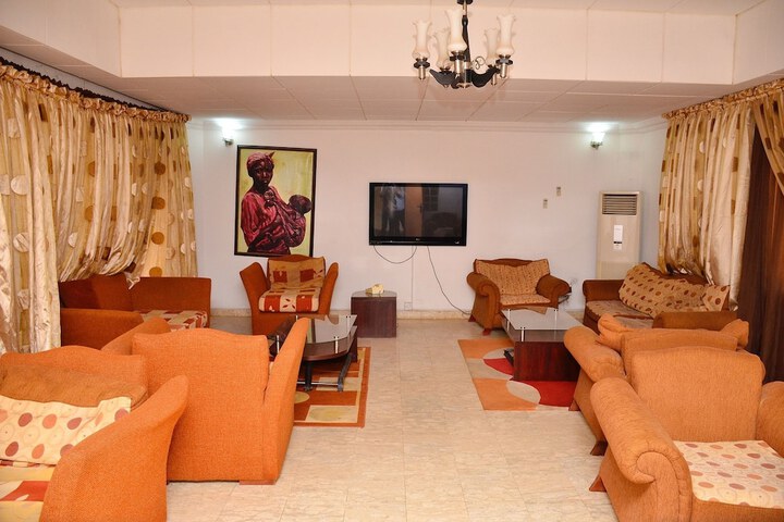 Lounge 86 of 94