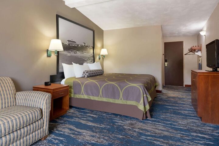 1 King Bed (5 of 7)