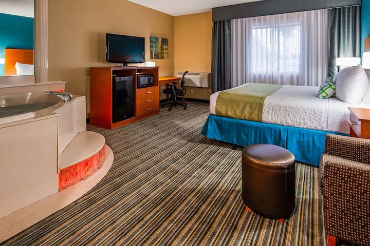 1 King Accessible Comms Assist Bathtub Microwave, Refrigerator Sofa Bed Full Breakfast (10 of 19)