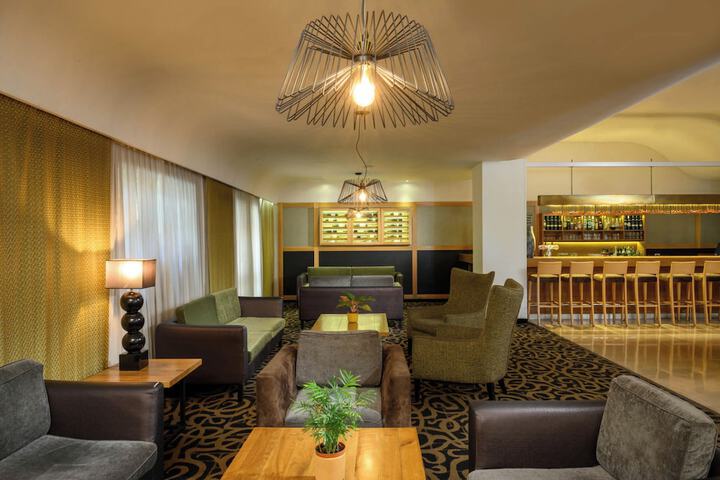 Lounge 49 of 58