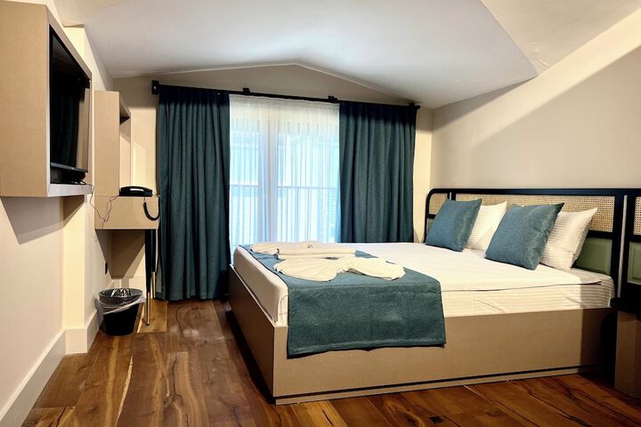 Room 12 of 25