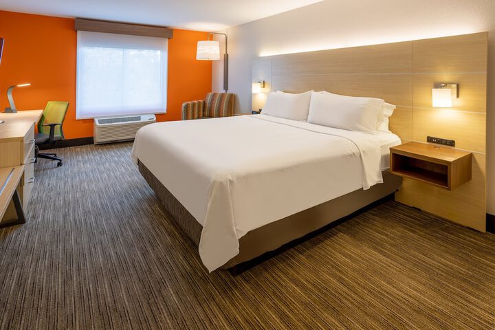 1 King Bed (2 of 8)