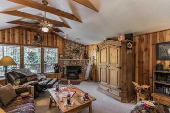 Main Stay - Four Bedroom Cabin with Hot Tub