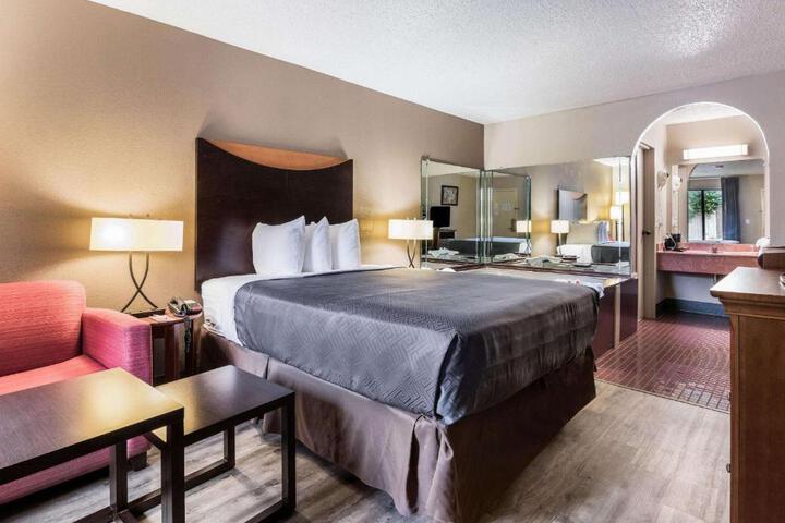 1 Queen Bed (6 of 8)