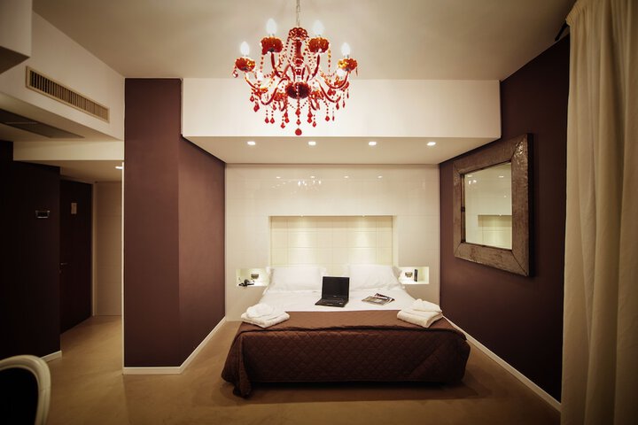 Room 12 of 99