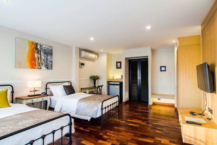 Room 15 of 33