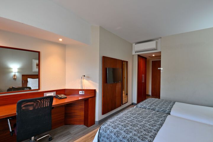 Room 9 of 34