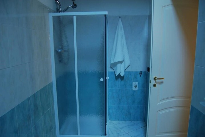Room 11 of 16