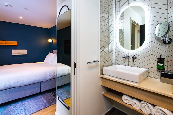 Room 16 of 62