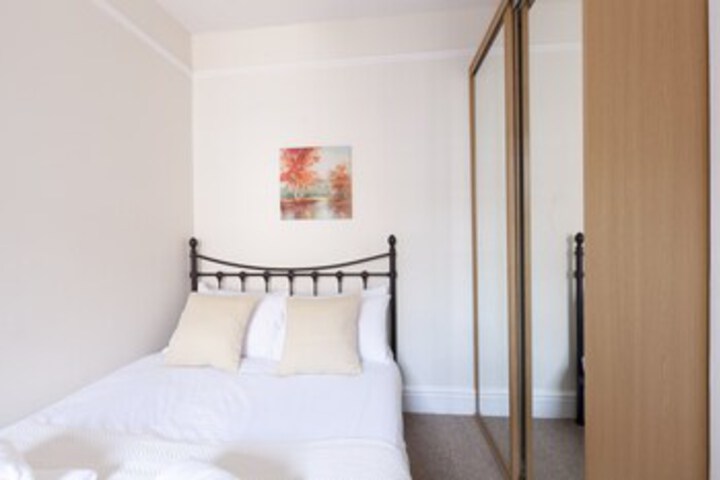 Room 25 of 38