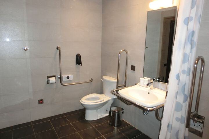 Room 72 of 105
