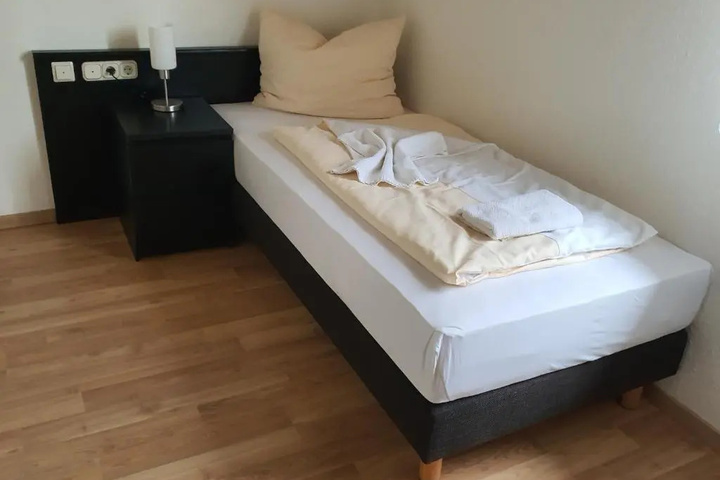 Room 5 of 9