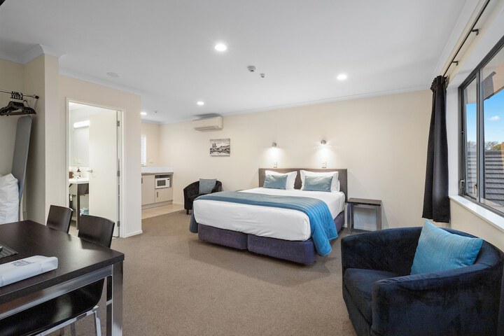 Room 6 of 28