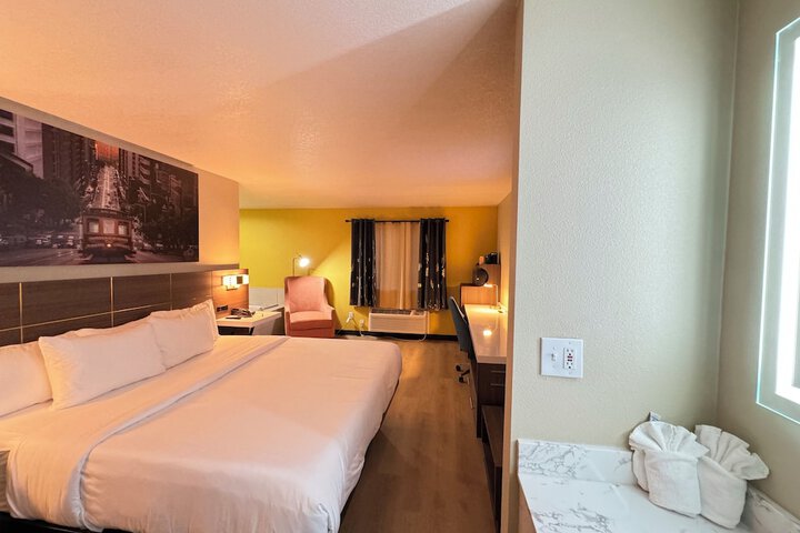 1 King Bed (13 of 18)