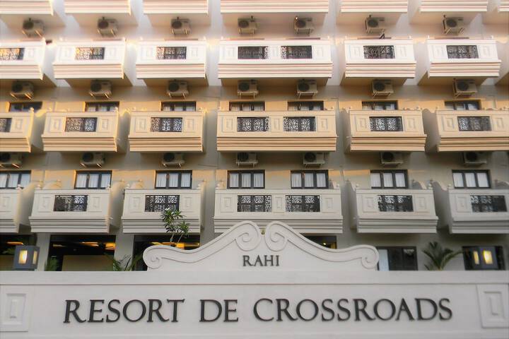 Resort De Crossroads