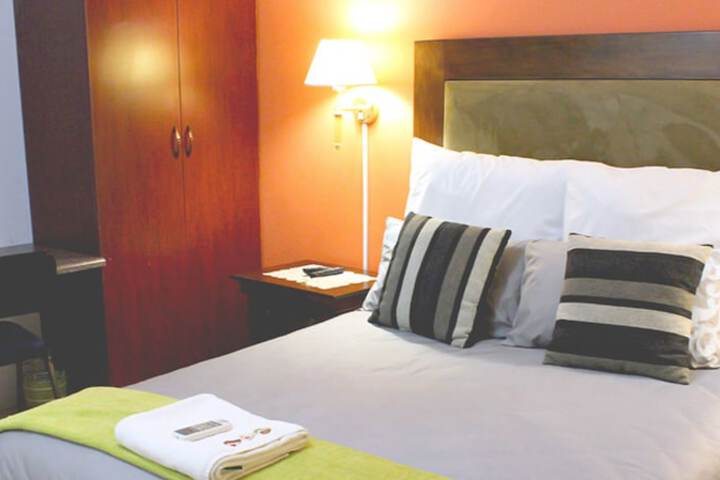 Room 4 of 33