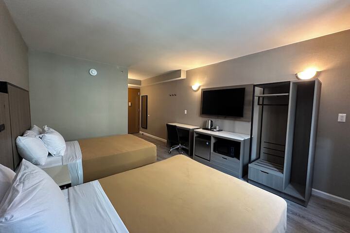 2 Double Beds (16 of 19)