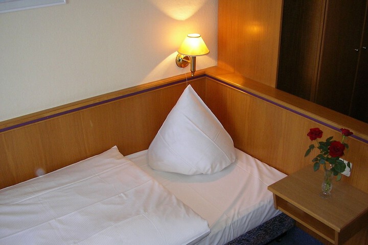 Room 2 of 10