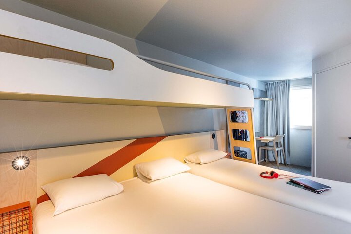 Room 12 of 36
