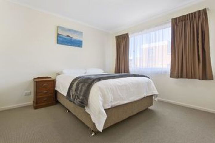Room 6 of 9